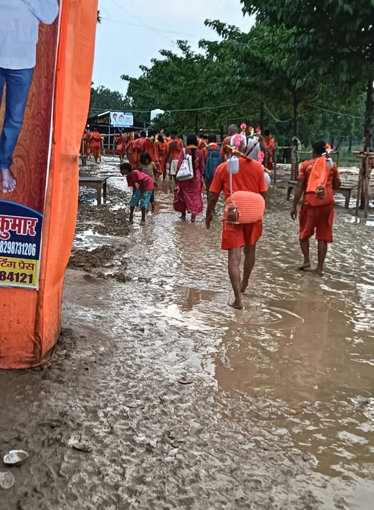 बारिश ने कांवरिया पथ की खोली पोल, कीचड़मय हुआ सड़क, विधायक ने जतायी आपत्ति