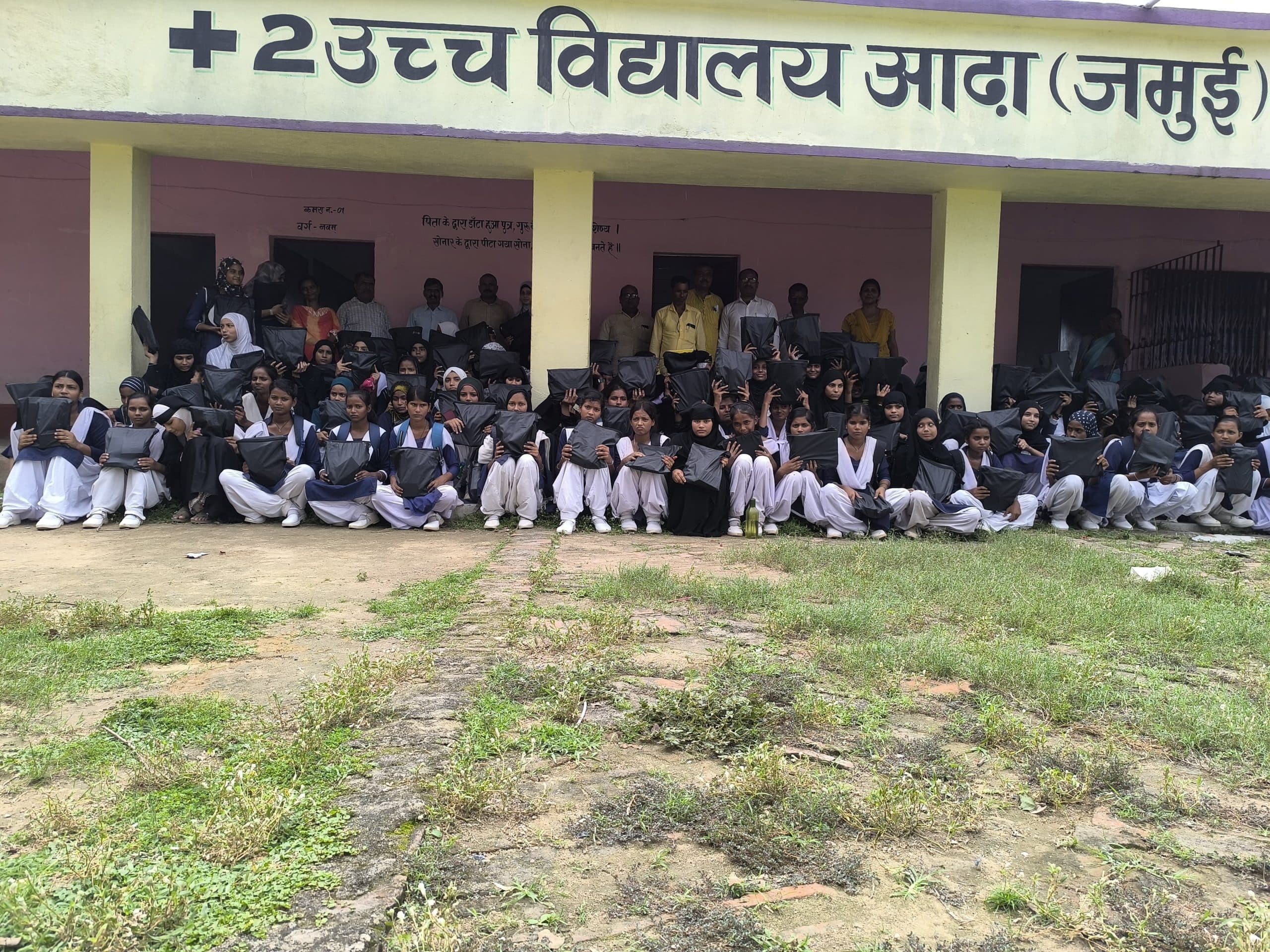 छात्र-छात्राओं के बीच एलईपी किट का  वितरण