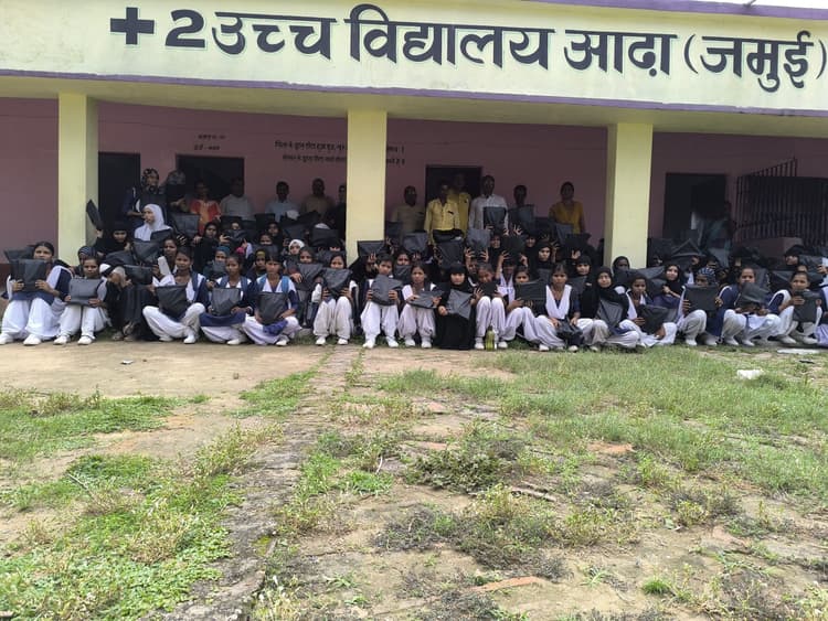 छात्र-छात्राओं के बीच एलईपी किट का  वितरण