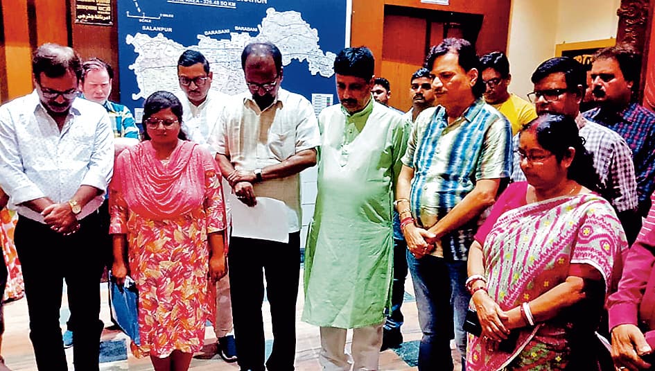 पूर्व मुख्यमंत्री बुद्धदेव भट्टाचार्य को श्रद्धांजलि दी