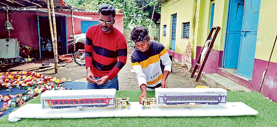 मैग्नेटिक सेंसर तकनीक के इस्तेमाल से रेल दुर्घटनाओं से बचने का युवक का दावा