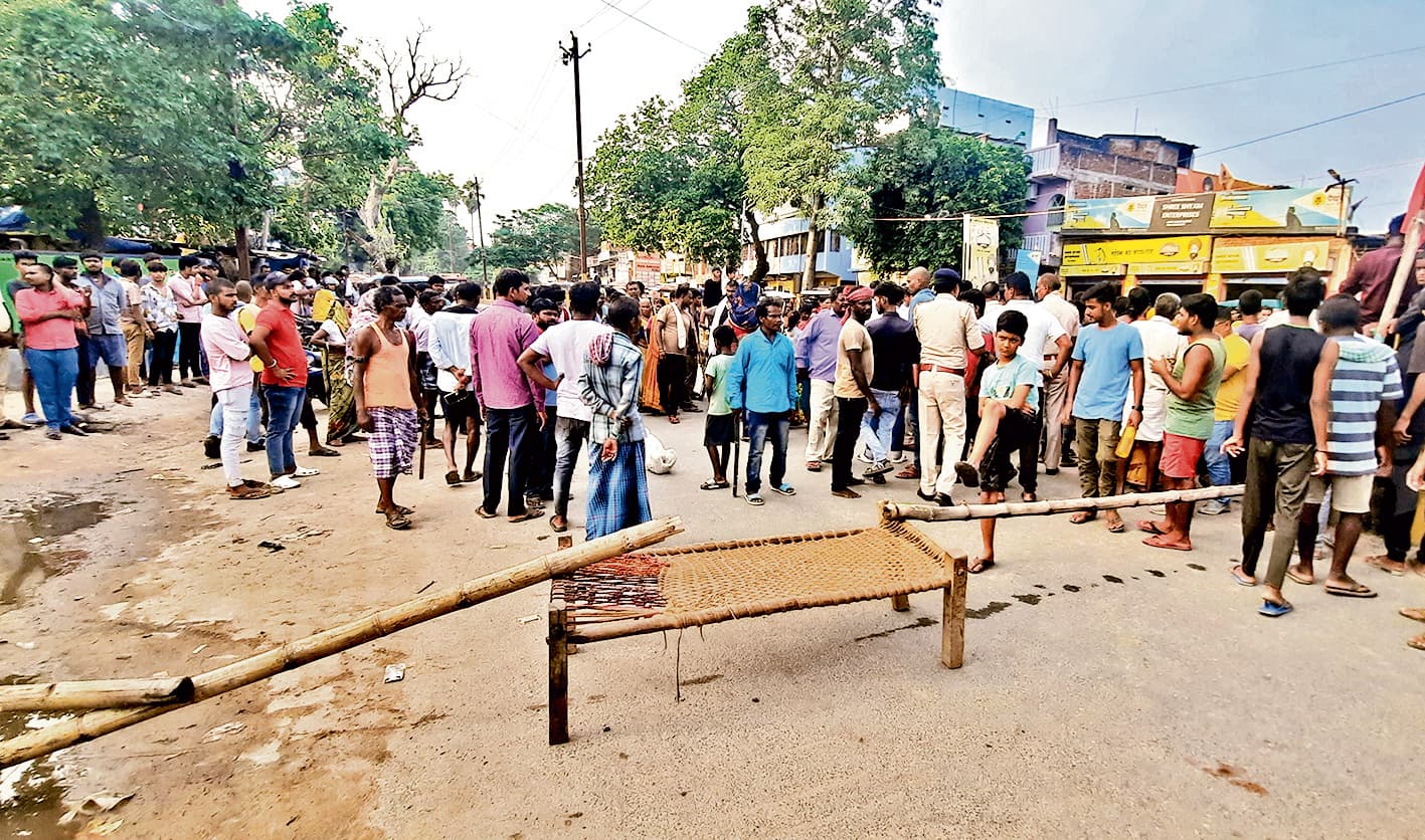 ऑटो की भीषण टक्कर से बाइक सवार की मौत, एक जख्मी