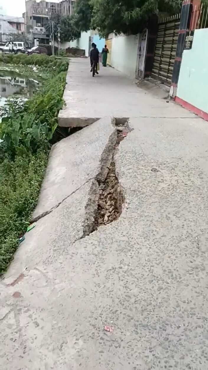 मुखियाजी पोखर के किनारे की ध्वस्त सड़क के दुरुस्त होने की जगी उम्मीद