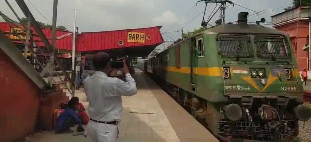 मालगाड़ी के तीन खाली रैक को एक साथ जोड़कर भेजा गया झारखंड