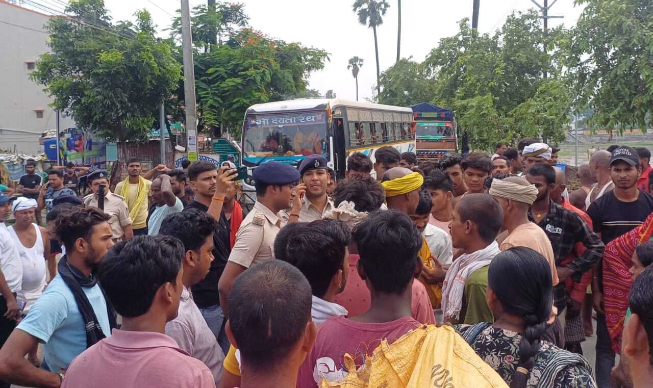 सड़क दुर्घटना में मॉलकर्मी की मौत, प्रदर्शन