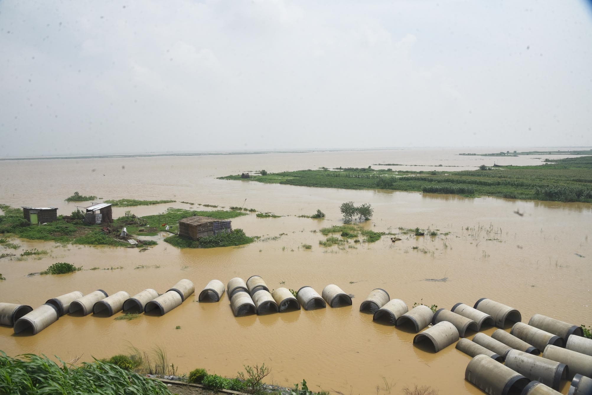 Patna : गंगा का पानी बढ़ने से गंगापथ के पास शरण को मजबूर दियारे के लोग