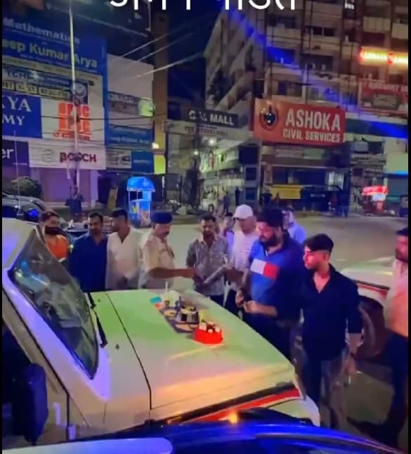 बोरिंग रोड चौराहे पर डायल 112 की गाड़ी के बोनट पर युवकों ने काटा केक, वीडियो वायरल