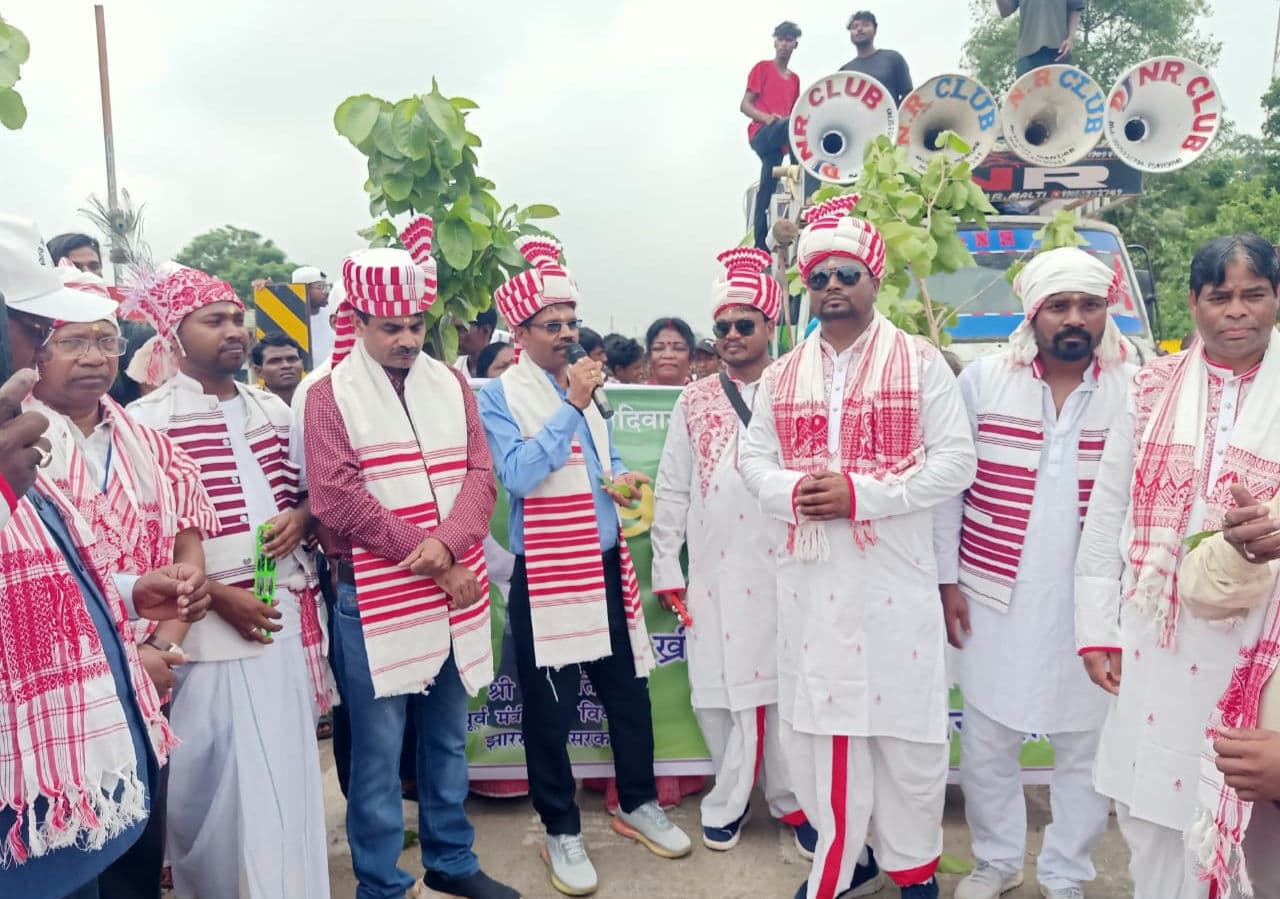 मांडर में विश्व आदिवासी दिवस पर निकली प्रभातफेरी