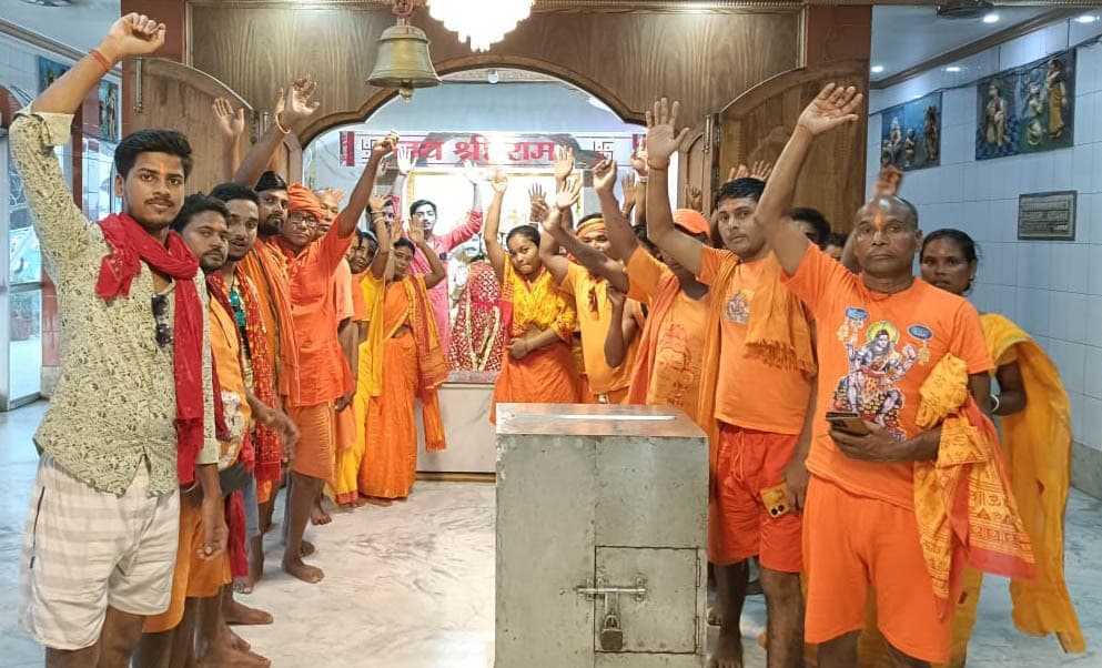 केसरिया से रंग गया है गुलाबबाग जीरोमाइल का इलाका