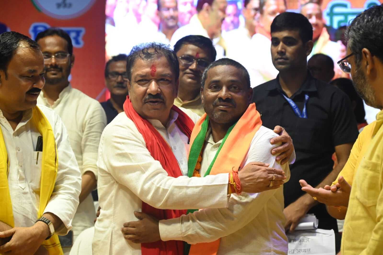 भाजपा में शामिल हुए प्रखंड प्रमुख कामेश्वर टुडू