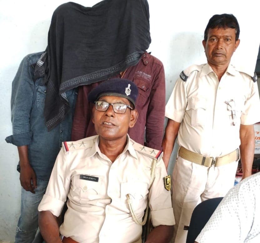 गुरुआ के पबरा गांव में चोरी करते दो धराये