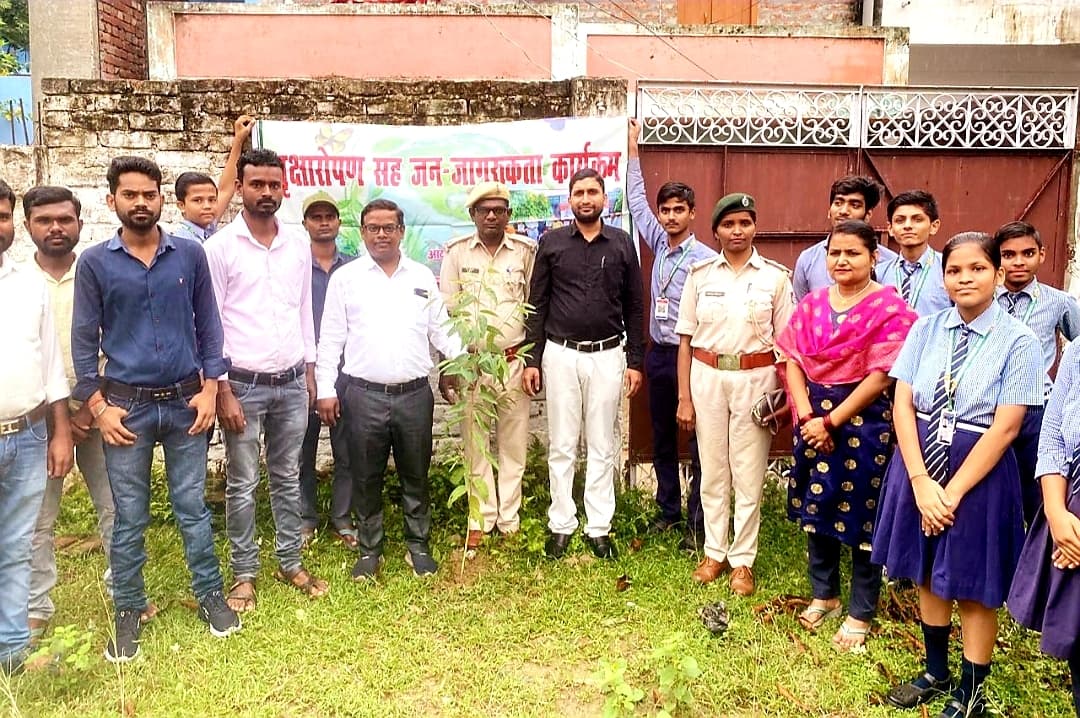 एक पौध अपने नाम कार्यक्रम के तहत हुआ पौधरोपण, बच्चों के बीच पौधे का किया वितरण