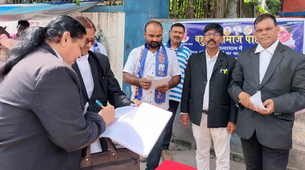 बसपा के हस्ताक्षर अभियान को अधिवक्ताओं ने दिया समर्थन