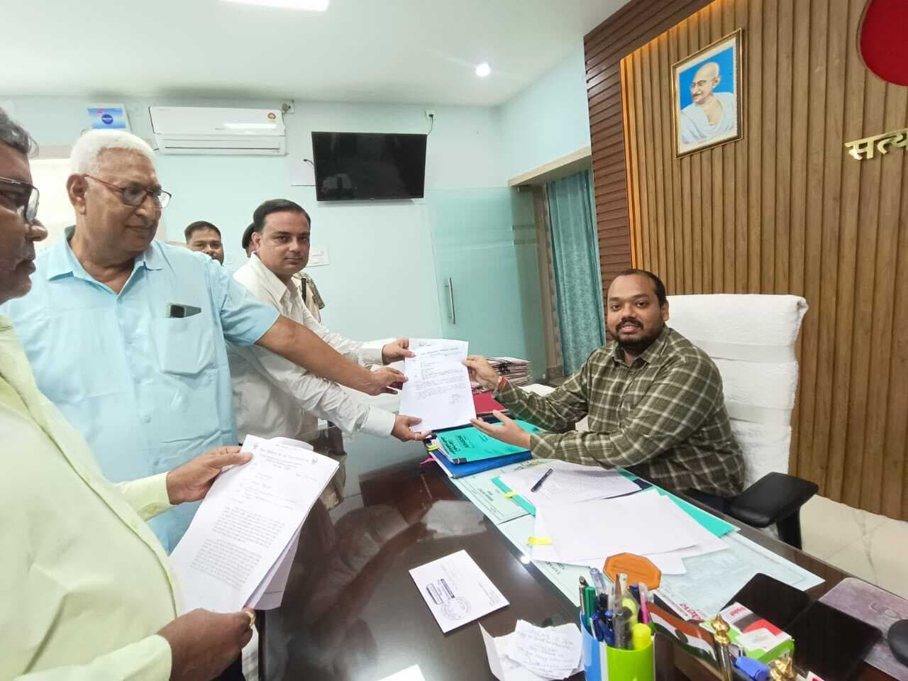 नियमित कर्मचारियों काे मिले दस लाख तक जीवन बीमा