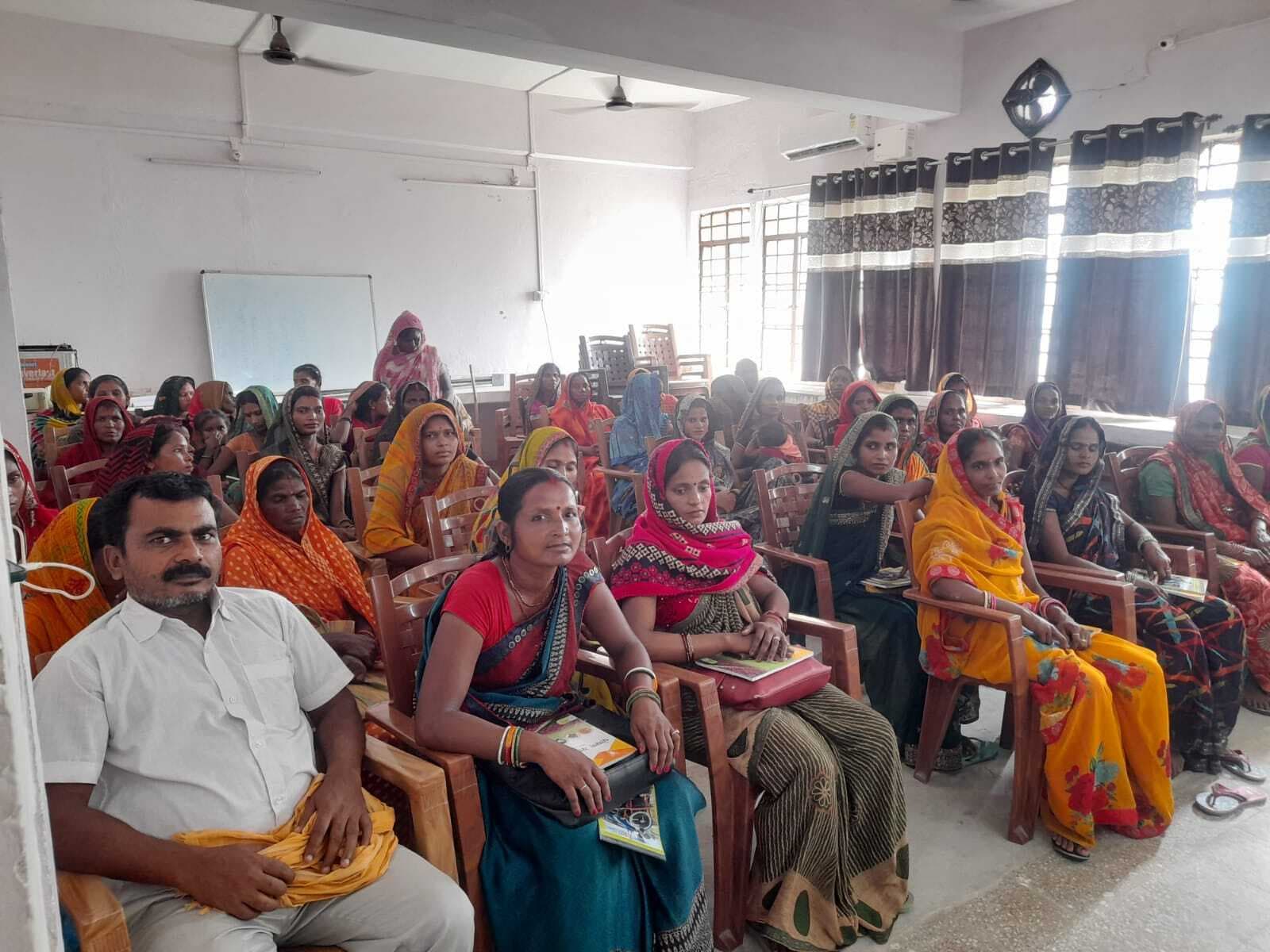 खेती में नयी नयी विधियों का प्रयोग करने के महत्व पर जोर