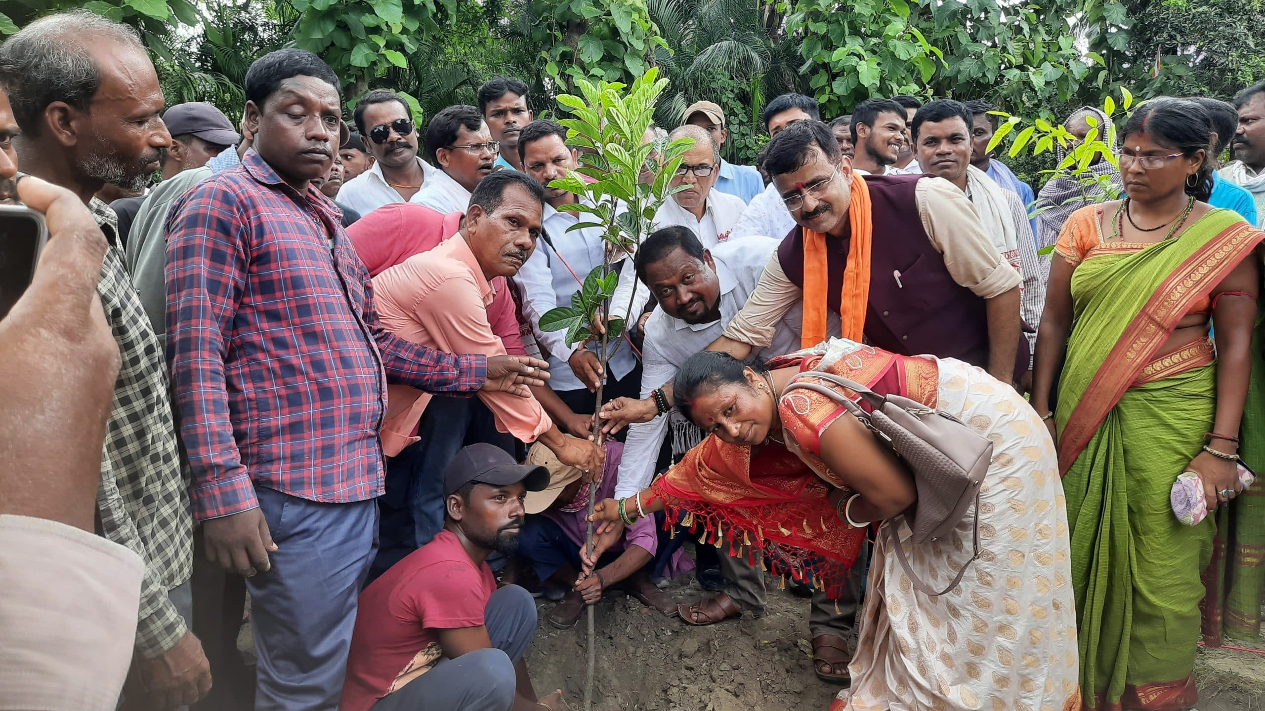 पृथ्वी दिवस पर अपनी संस्कृति को अक्षुण्ण रखने का लिया संकल्प