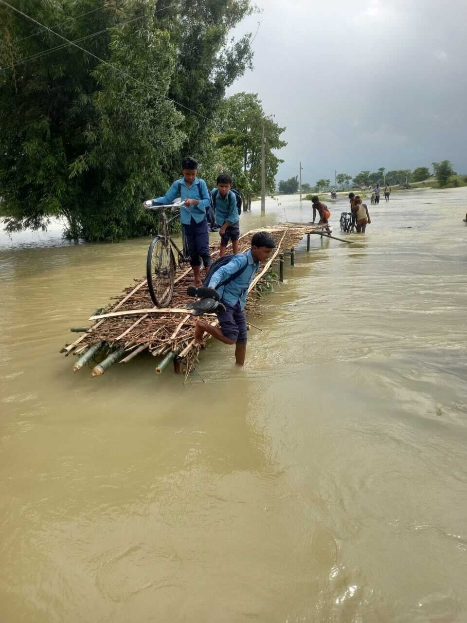Flood Impact on Agriculture: नेपाल की लगातार बारिश से नूना नदी उफान पर, सिकटी में धान की फसल पर मंडराया खतरा