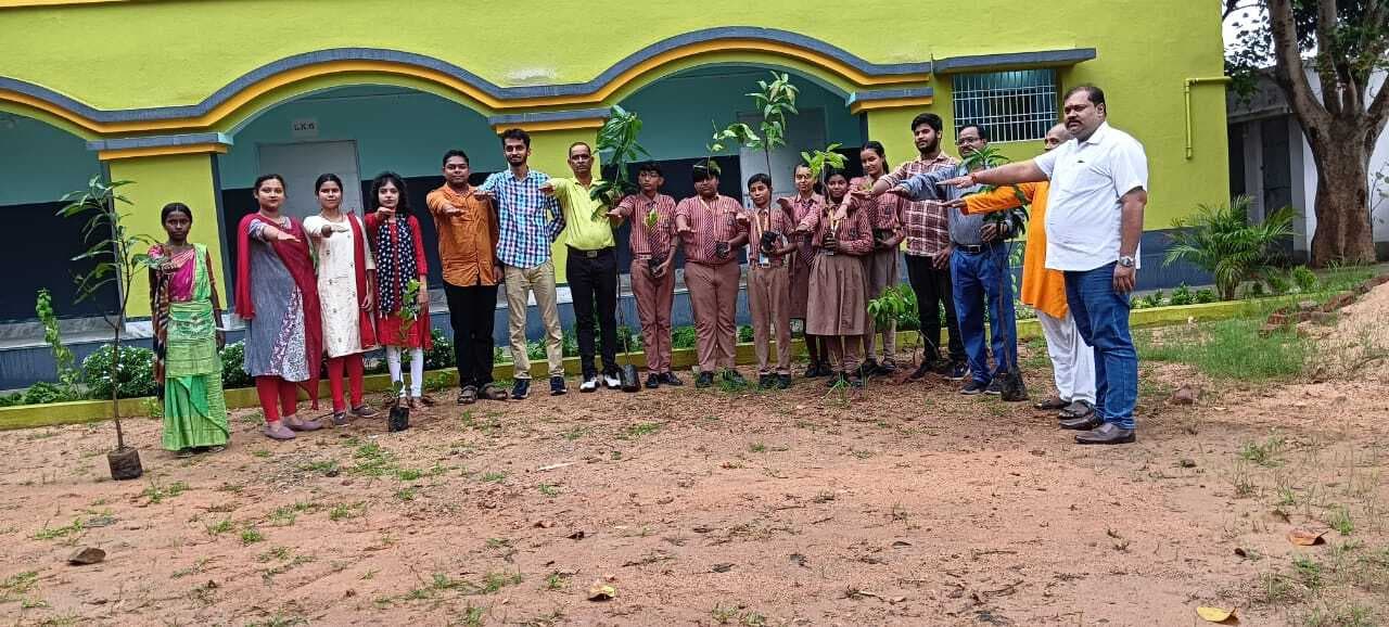 विश्व आदिवासी दिवस पर सेंट एंथोनी स्कूल में किया गया पौधरोपण