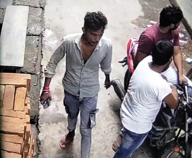 एटीएम कार्ड बदलकर महिला के खाते से 12 हजार रुपये की निकासी