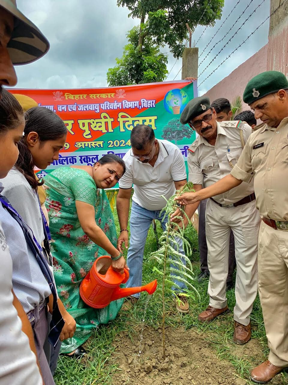 पृथ्वी दिवस पर जेनिथ पब्लिक स्कूल में लगाये गये पौधे
