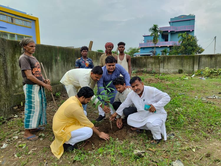 युवा कांग्रेस के 64 वें स्थापना दिवस पर किय गया पौधरोपण