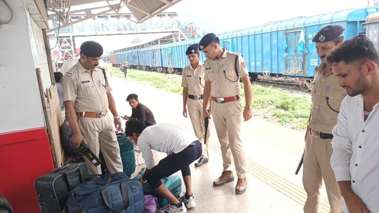 रेलवे स्टेशन पर यात्रियों की जा रही सघन जांच