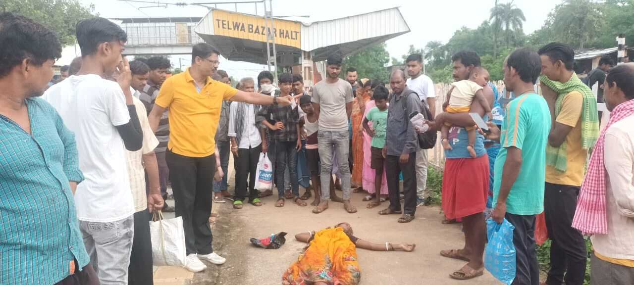 ट्रेन से कटकर पति-पत्नी की मौत, बाल-बाल बचा दुधमुंहा बच्चा