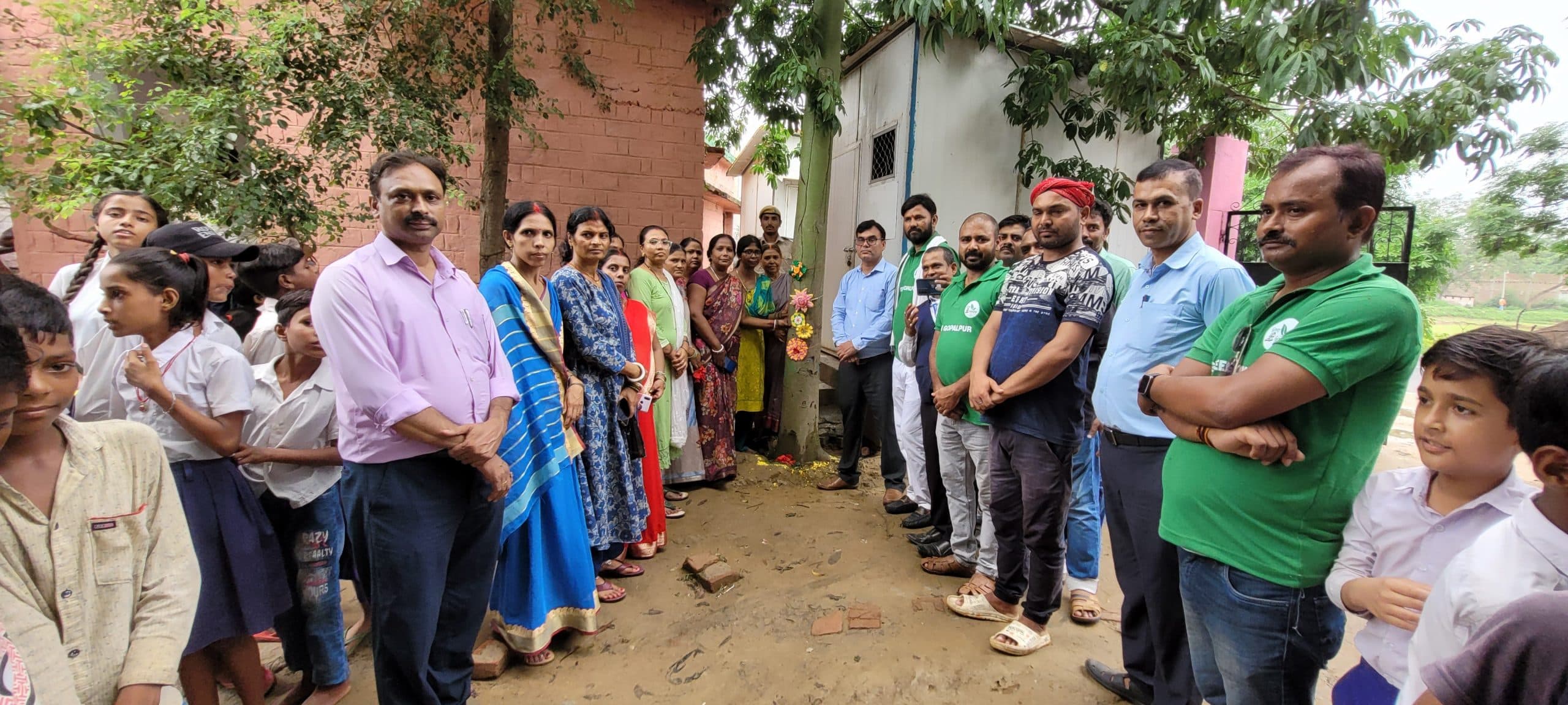 पेड़ों को राखी बांधकर पर्यावरण संरक्षण करने की ली शपथ