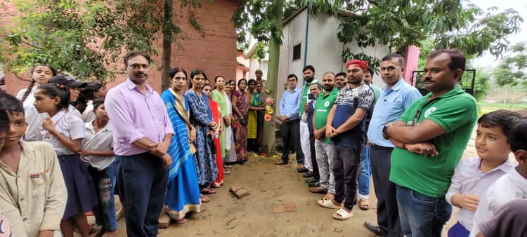 पेड़ों को राखी बांधकर पर्यावरण संरक्षण करने की ली शपथ