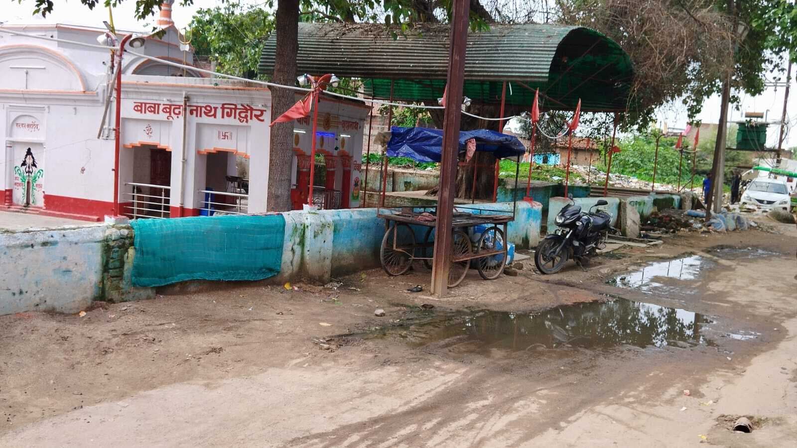 गंदे पानी के बीच भोलेनाथ के दरबार जाते हैं शिवभक्त