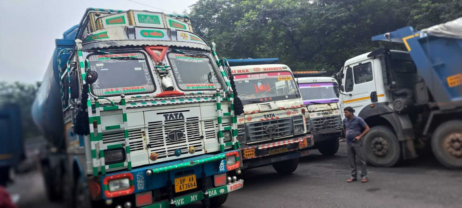 रोड सेल में कोयला उपलब्ध कराने की मांग को लेकर रोकी कोल ट्रांसपोर्टिंग