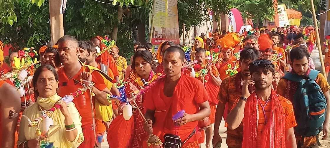 नाग पंचमी पर कांवरिया पथ में उमड़ी शिवभक्तों की भीड़