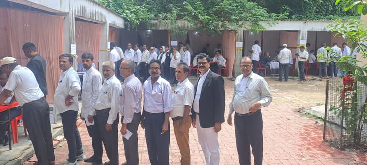 Motihari News :जिला विधिज्ञ संघ चुनाव : 90 प्रतिशत हुआ मतदान