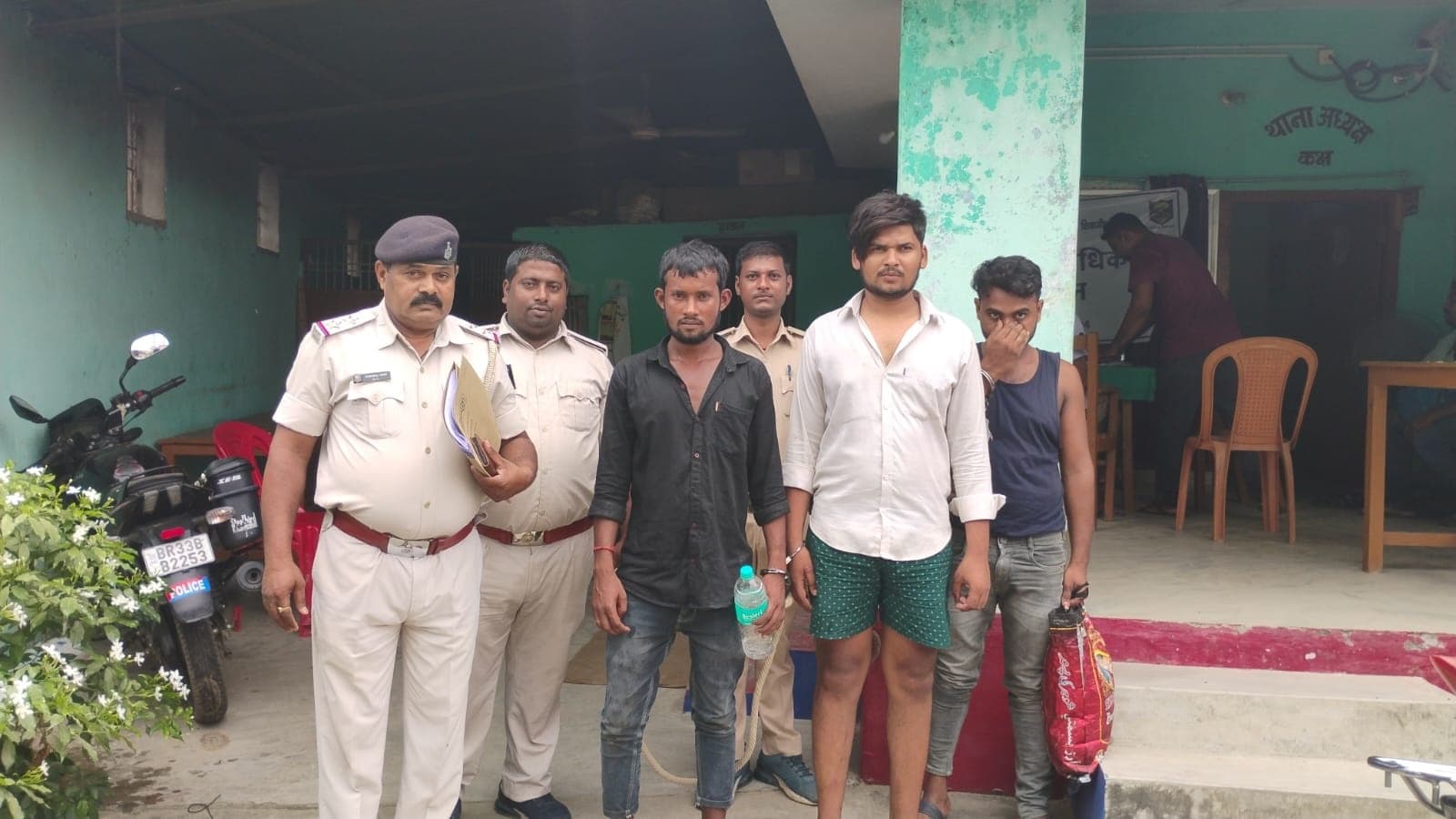 बरियाही घाट से शराब के साथ तीन युवक गिरफ्तार