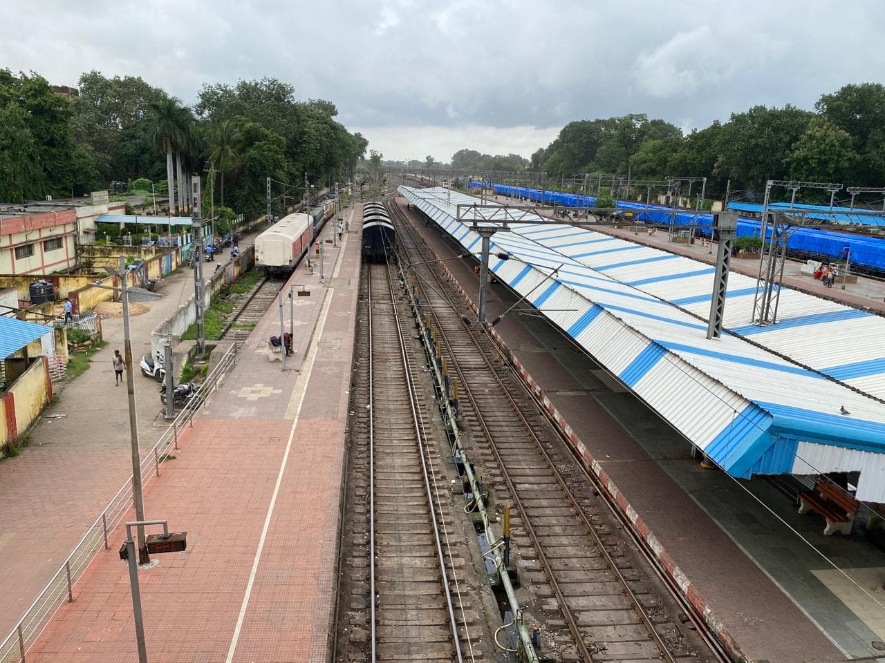 राउरकेला रेलवे स्टेशन के पांच प्लेटफॉर्म पर झारसुगुड़ा छोर पर शेड नहीं, यात्रियों को परेशानी