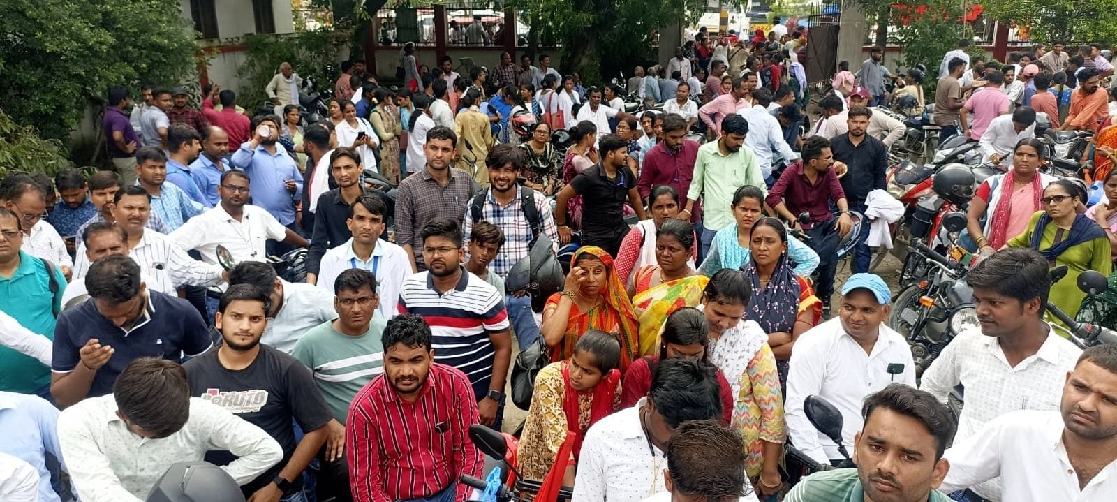 मांगों को लेकर कर्मियों ने जुलूस निकाल समाहरणालय पर किया प्रदर्शन