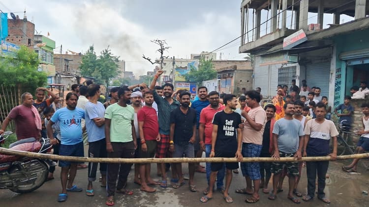 Samastipur News :विद्युत आपूर्ति ठप होने के कारण उपभोक्ताओं ने किया सड़क जाम