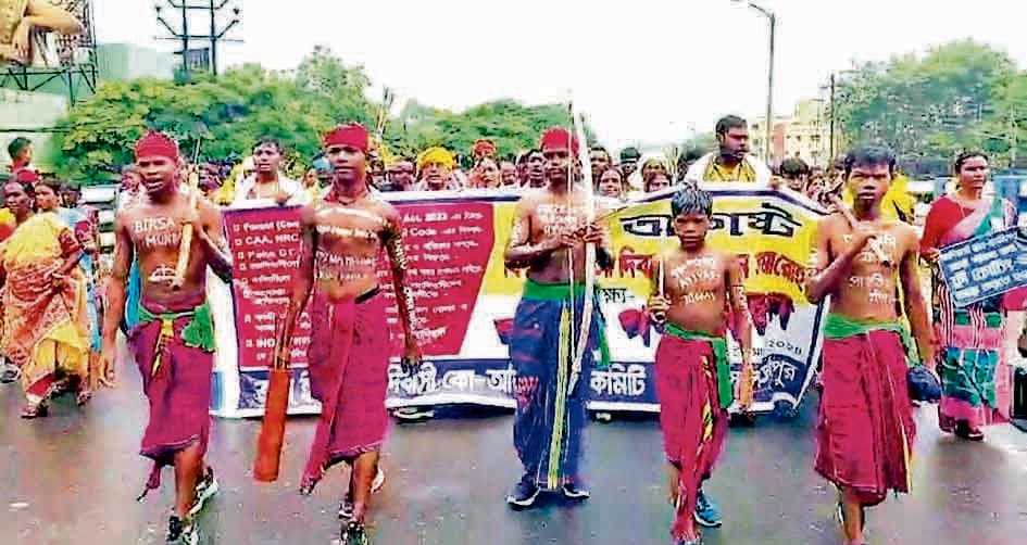 आदिवासी दिवस पर जनजातीय समुदाय ने दिखायी ताकत