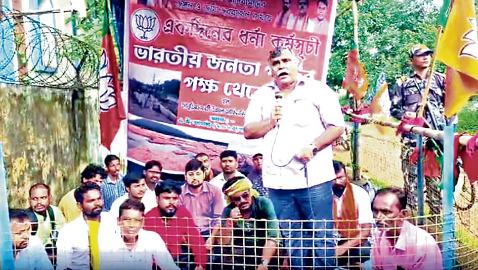 सिंघारन एवं अजय नदी को बचाने के लिए बीडीओ ऑफिस के बाहर जितेंद्र तिवारी के नेतृत्व में धरना