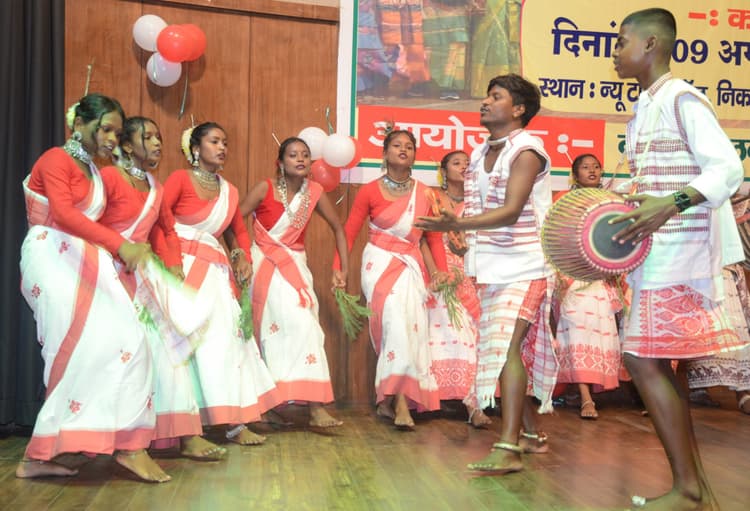 युवाओं ने दिखायी आदिवासी संस्कृति व परंपरा की झलक, निकाली गयी शोभायात्रा