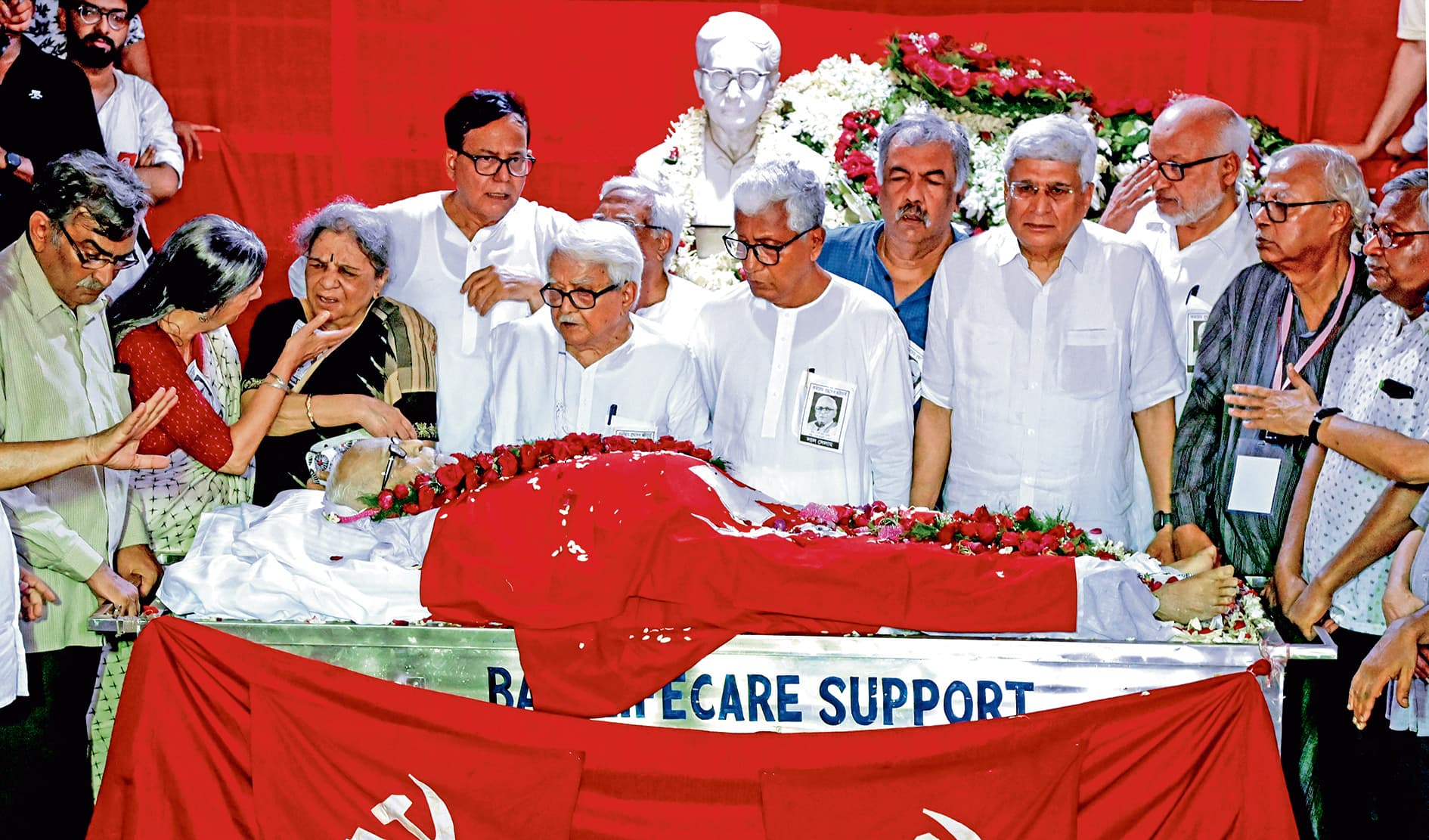 बुद्धदेव भट्टाचार्य को नम आंखों से दी गयी अंतिम विदाई