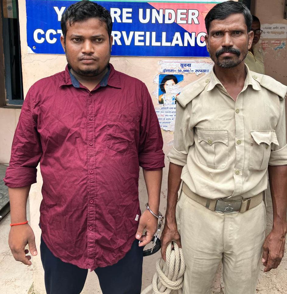 23 लीटर शराब के साथ तस्कर गिरफ्तार