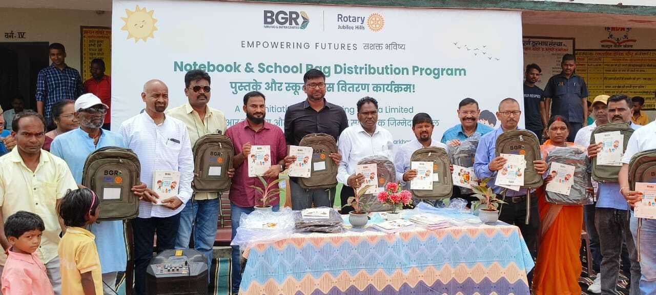 बीजीआर माइनिंग ने बैग, कॉपी का किया वितरण