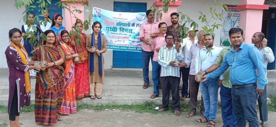 बिहार पृथ्वी दिवस पर उउवि सुखसेना में मुखिया ने लगाये पौधे