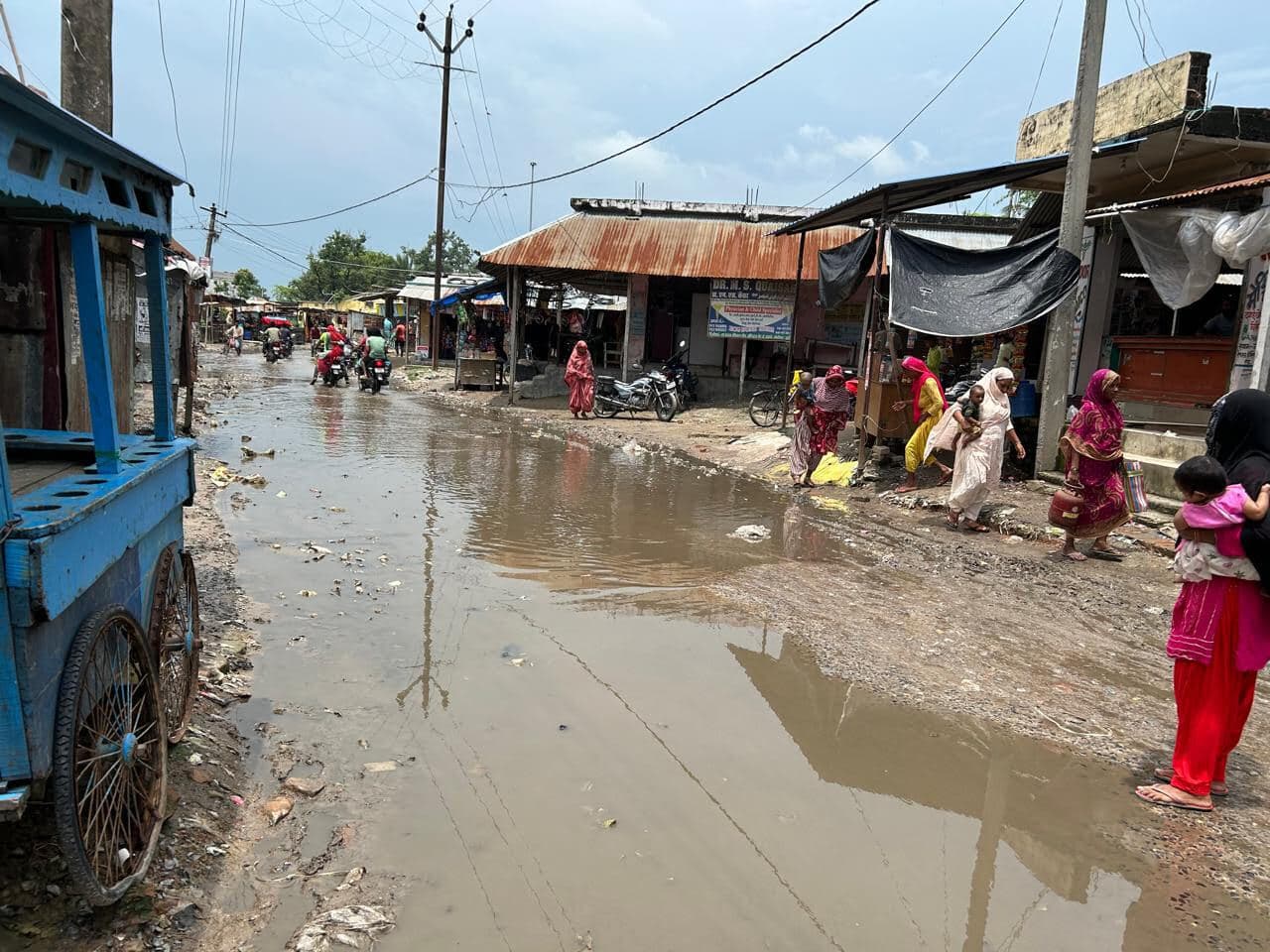 रेफरल अस्पताल सड़क पर बहता है पानी