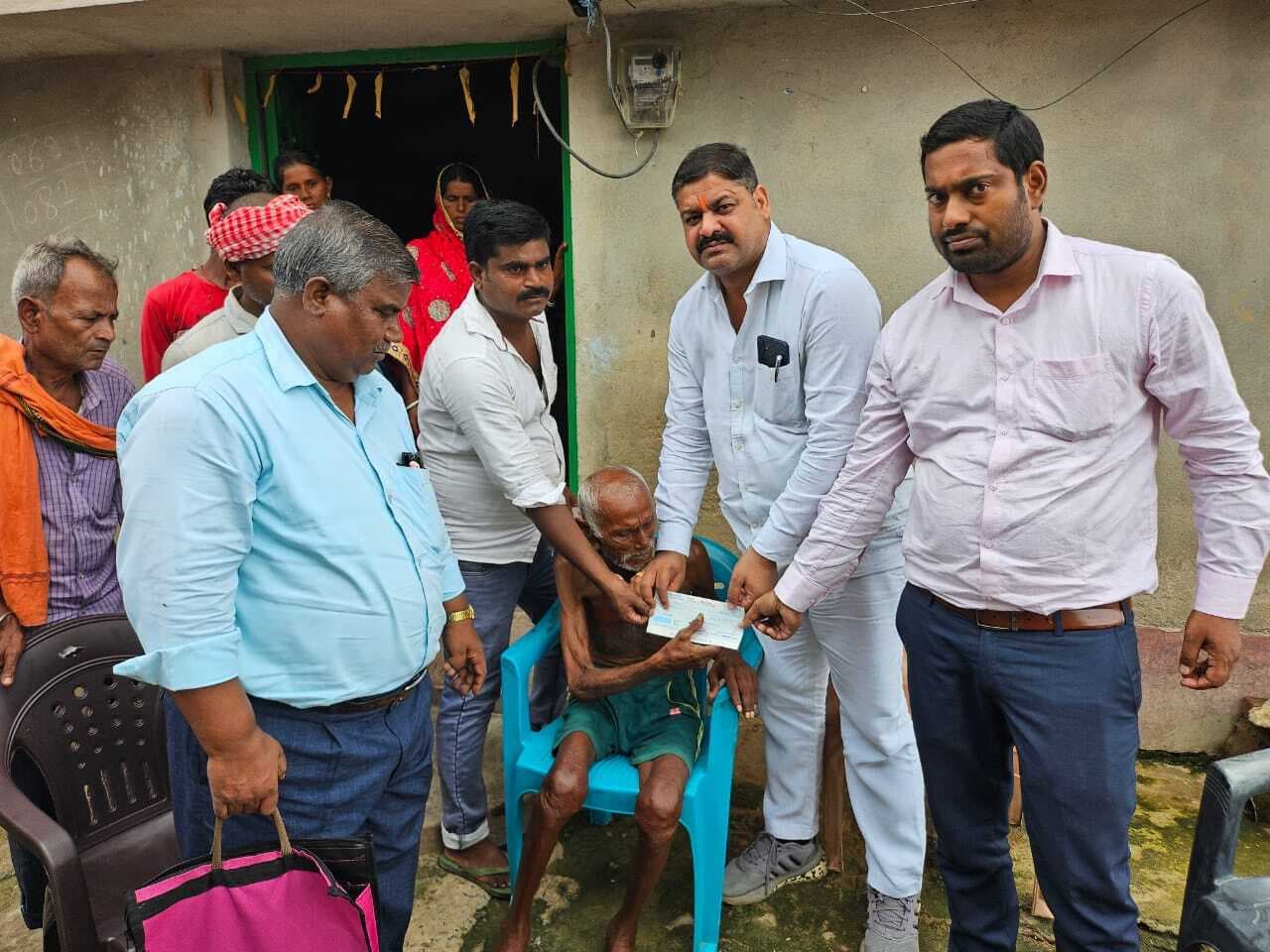 प्रखंड के चार लोगों को दिया पारिवारिक लाभ का चेक