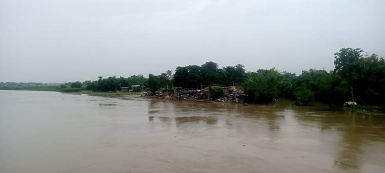 अमौर में निचले इलाकों में फैला बाढ़ का पानी, कटाव मचा रहा कहर