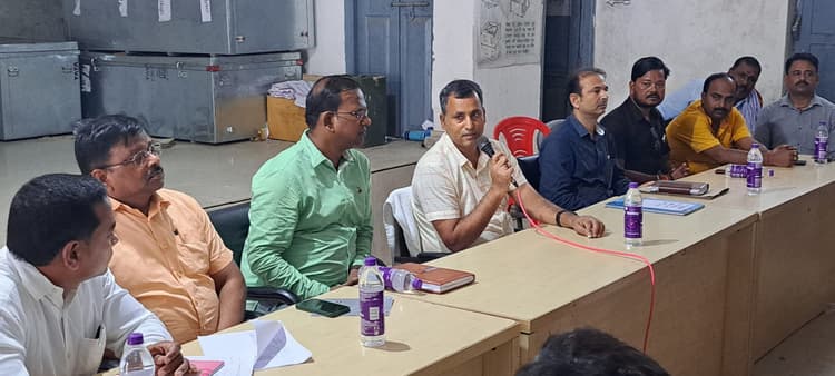 विशेष भूमि सर्वेक्षण कार्य को लेकर बैठक, प्रपत्र 01 से 22 तक की दी गयी जानकारी