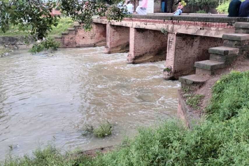 मोरहर नहर में पानी आने से धान की रोपनी तेज