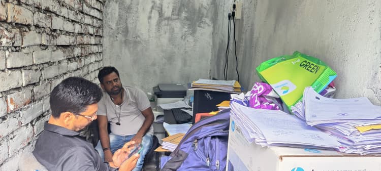 गुरारू प्रखंड व अंचल कार्यालय में बिजली के अभाव काम ठप